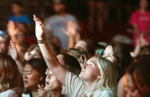 ‘Um Despertar’: mais de 6 mil Alunos Adoram a Jesus em Universidade e São Batizados