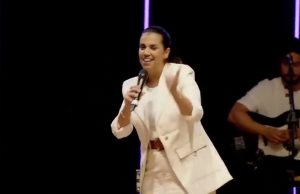 Camila Barros – Deus não Te Levantou Á Toa